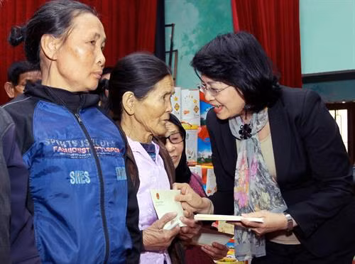 邓氏玉盛向太平省贫困儿童赠送慰问品。(图片来源:越通社) 邓氏玉盛向太平省贫困儿童赠送慰问品。(图片来源:越通社)