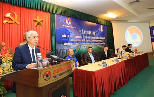 越南足球协会主席黎雄勇在仪式上发表讲话。(图片来源:http://bongdaplus.vn) 越南足球协会主席黎雄勇在仪式上发表讲话。(图片来源:http://bongdaplus.vn)