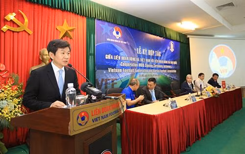 韩国足球协会主席郑梦奎在仪式上发表讲话。(图片来源:http://bongdaplus.vn) 韩国足球协会主席郑梦奎在仪式上发表讲话。(图片来源:http://bongdaplus.vn)