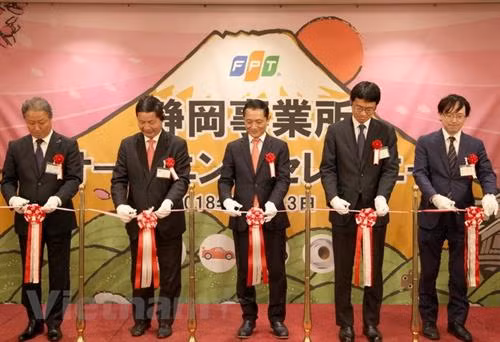 FPT集团总裁张家平同各位领导剪彩。(图片来源:越通社) FPT集团总裁张家平同各位领导剪彩。(图片来源:越通社)