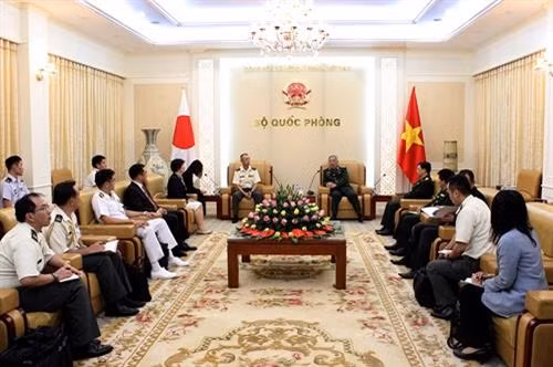 越南国防部副部长阮志咏上将会见由坂本龙（Yuichi Sakamoto）少将率领的日本防卫省代表团。 (图片来源：军队报）
