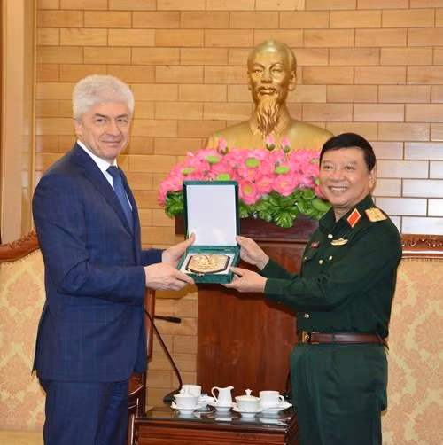 越南人民军总政治局副主任黎贤芸中将向以尼古拉·彼得罗维奇上将赠送纪念品。(图片来源:qdnd.vn) 越南人民军总政治局副主任黎贤芸中将向以尼古拉·彼得罗维奇上将赠送纪念品。(图片来源:qdnd.vn)