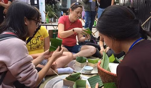 附图:在越南的外国留学生包粽子(图片来源:越通社) 附图:在越南的外国留学生包粽子(图片来源:越通社)