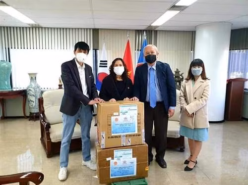 越南驻韩国大使阮武秀向VKBIA及VKEIA表示感谢。图自https://baoquocte.vn/