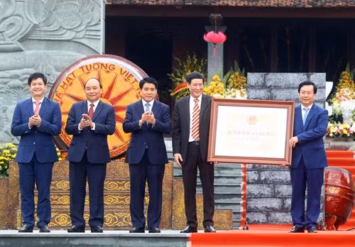 阮春福总理向河内市和栋多区领导代表授予“栋多丘”国家级特别遗迹区证书。(图片来源:越通社) 阮春福总理向河内市和栋多区领导代表授予“栋多丘”国家级特别遗迹区证书。(图片来源:越通社)