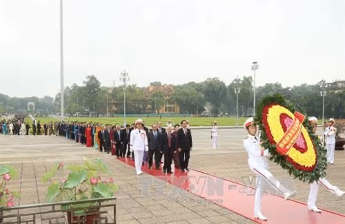 开幕之前,党、国家领导人和国会代表前往胡志明主席陵墓敬献花圈。 开幕之前,党、国家领导人和国会代表前往胡志明主席陵墓敬献花圈。