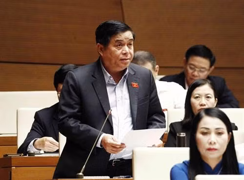 计划与投资部部长杨志勇答复质询。图源:越通社 计划与投资部部长杨志勇答复质询。图源:越通社