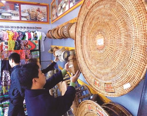 泰族滕竹编织工艺品。