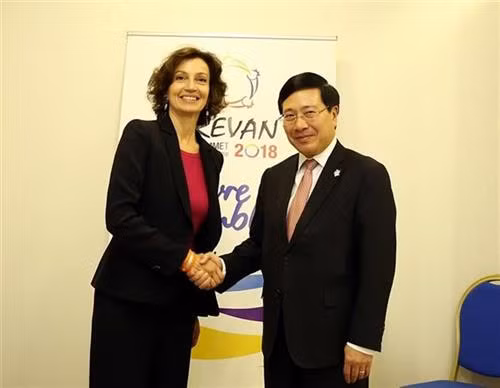 越南政府副总理兼外长范平明会见联合国教科文组织总干事奥黛丽·阿祖拉。(图片来源:越通社) 越南政府副总理兼外长范平明会见联合国教科文组织总干事奥黛丽·阿祖拉。(图片来源:越通社)