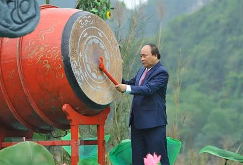 越南政府总理阮春福出席2018年长安庙会开幕式并擂鼓开幕。越通社记者 明德 摄 越南政府总理阮春福出席2018年长安庙会开幕式并擂鼓开幕。越通社记者 明德 摄