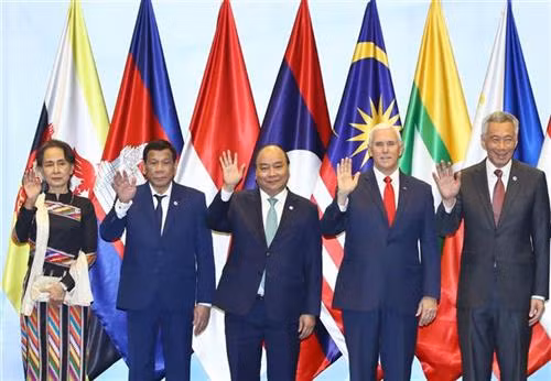 阮春福总理(左三)出席第六次东盟—美国领导人会议。图自越通社 阮春福总理(左三)出席第六次东盟—美国领导人会议。图自越通社