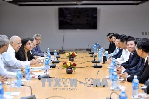 胡志明市人民委员会主席阮成峰会见古巴部长议会副主席里卡多•卡布里萨斯•鲁伊斯。（图片来源：越通社）