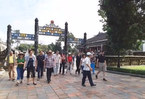 赴顺化旅游的游客。(图片来源:越通社) 赴顺化旅游的游客。(图片来源:越通社)