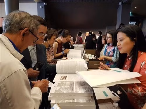 旅法越南人协会在法国举行书籍推介活动。图自越通社 旅法越南人协会在法国举行书籍推介活动。图自越通社