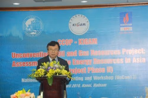 韩国地质与矿产资源研究院油气与海洋研究小组组长Byeong-Kook Son发表讲话。图自越通社