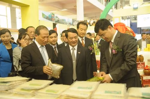 各代表参观交易会上展示的产品。(图片来源:越通社) 各代表参观交易会上展示的产品。(图片来源:越通社)