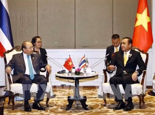 越南政府总理阮春福(左)会见泰国总理巴育(图自越通社) 越南政府总理阮春福(左)会见泰国总理巴育(图自越通社)