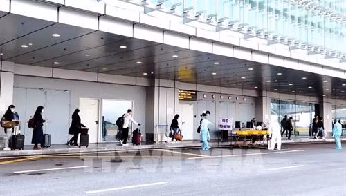 越南公民在云屯机场接受医疗检查。图自越通社