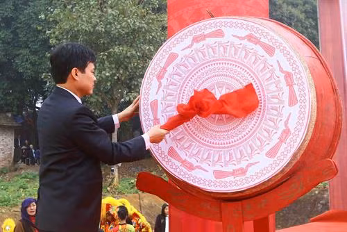 伞圆山圣庙会正式开庙。(图片来源:越通社) 伞圆山圣庙会正式开庙。(图片来源:越通社)