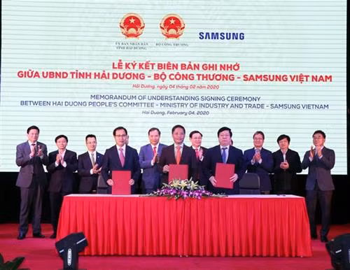 海阳省人民委员会、越南工贸部、三星集团(越南)公司签署合作备忘录。图自越通社