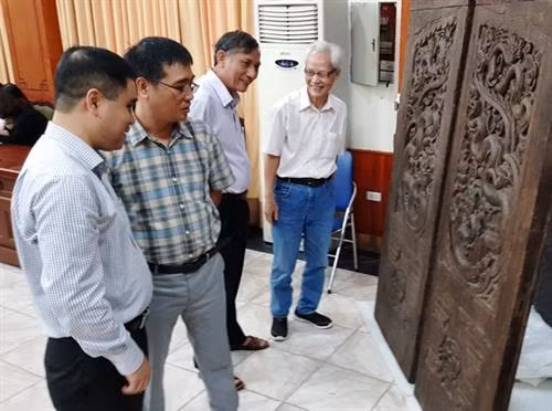 专家们对普明寺两扇门进行考察。 图自越南之声