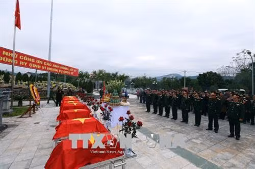 在老挝战场牺牲的越南志愿军烈士遗骸安追悼会。(图片来源:越通社) 在老挝战场牺牲的越南志愿军烈士遗骸安追悼会。(图片来源:越通社)
