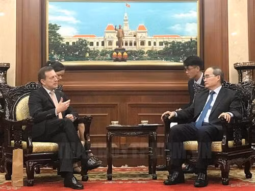越共中央委员、胡志明市委书记阮善仁会见前来辞行拜会的法国驻越南大使贝特兰·洛尔拉里。图自https://thanhuytphcm.vn 越共中央委员、胡志明市委书记阮善仁会见前来辞行拜会的法国驻越南大使贝特兰·洛尔拉里。图自https://thanhuytphcm.vn