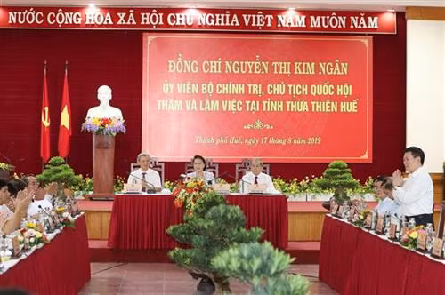 越南国会主席阮氏金银同承天顺化省主要领导举行座谈。图自越通社 越南国会主席阮氏金银同承天顺化省主要领导举行座谈。图自越通社
