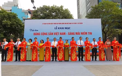 “越南共产党——永不磨灭的信心”图片展开幕式。图自越通社