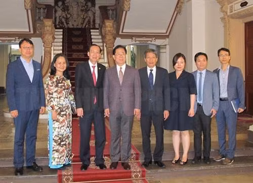 胡志明市人民委员会常务副主席黎青廉(左三)和东北亚地区地方政府联合会秘书长郑景洪(左四)合影。(图片来源:https://www.hcmcpv.org.vn) 胡志明市人民委员会常务副主席黎青廉(左三)和东北亚地区地方政府联合会秘书长郑景洪(左四)合影。(图片来源:https://www.hcmcpv.org.vn)