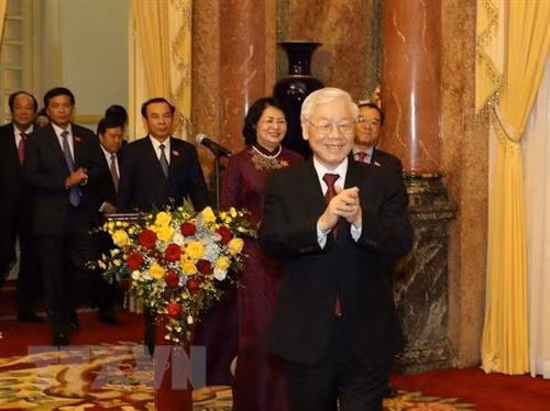 越共中央总书记、国家主席阮富仲会见越南国家主席办公厅全体干部人员。（图片来源：越通社）