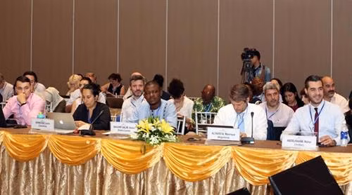 参加全球环境基金第54次理事会会议的代表。(图片来源:越通社) 参加全球环境基金第54次理事会会议的代表。(图片来源:越通社)