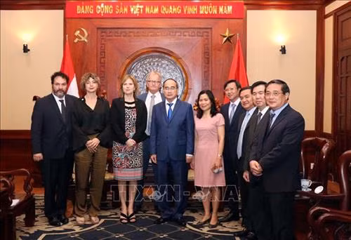 越共中央政治局委员、胡志明市市委书记阮善仁同荷兰代表团合影。图自越痛社 越共中央政治局委员、胡志明市市委书记阮善仁同荷兰代表团合影。图自越痛社