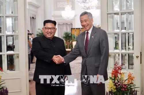 新加坡总理李显龙与朝鲜领导人金正恩。（图片来源：越通社）