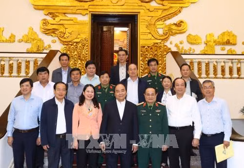 阮春福与安江省领导合影。(越通社记者 统一 摄) 阮春福与安江省领导合影。(越通社记者 统一 摄)