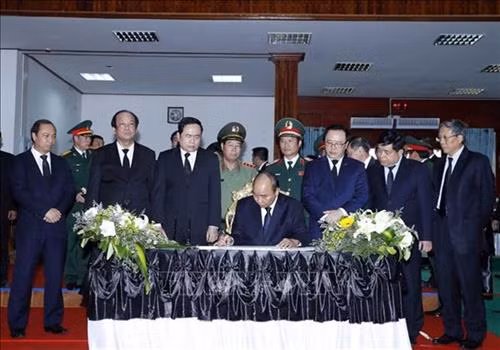 阮春福总理在吊唁簿上留言。图自越通社 阮春福总理在吊唁簿上留言。图自越通社