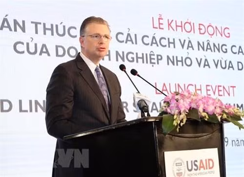 美国驻越大使丹尼尔·克里滕布林克在启动仪式上发表讲话。图自越通社 美国驻越大使丹尼尔·克里滕布林克在启动仪式上发表讲话。图自越通社