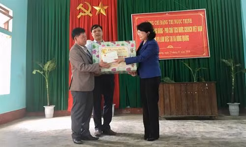 越南国家副主席邓氏玉盛向承天顺化省阿雷县领导赠送慰问品。(图片来源:越通社) 越南国家副主席邓氏玉盛向承天顺化省阿雷县领导赠送慰问品。(图片来源:越通社)