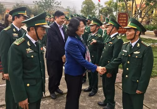 邓氏玉盛春节前走访慰问承天顺化省边防干部战士(图片来源:越通社) 邓氏玉盛春节前走访慰问承天顺化省边防干部战士(图片来源:越通社)