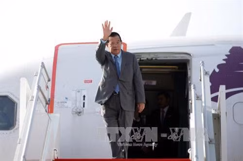 柬埔寨首相洪森在万象国际机场。(图片来源:越通社) 柬埔寨首相洪森在万象国际机场。(图片来源:越通社)