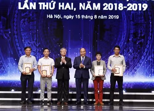 越南政府总理阮春福和越共中央书记处常务书记陈国旺向一等奖获得者颁发奖状。图自越通社 越南政府总理阮春福和越共中央书记处常务书记陈国旺向一等奖获得者颁发奖状。图自越通社