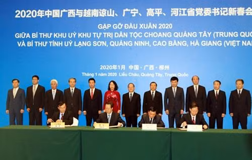 越南四省省委书记与中共广西壮族自治区委员会书记签署2020年会议纪要。图自越通社 越南四省省委书记与中共广西壮族自治区委员会书记签署2020年会议纪要。图自越通社