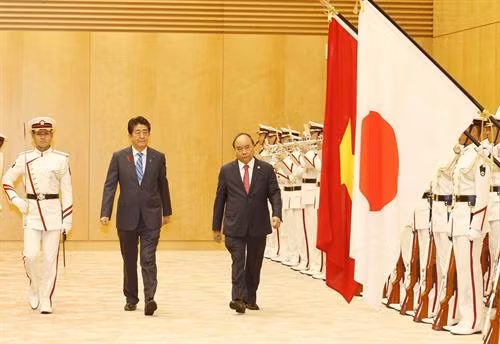 首相安倍晋与越南政府总理阮春福检阅仪仗队。越通社记者 统一 摄