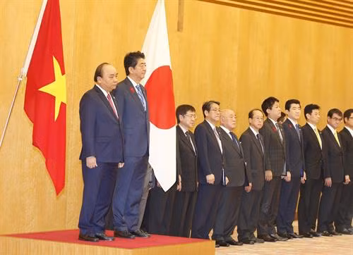 日本首相安倍晋三为越南政府总理阮春福举行隆重欢迎仪式。 越通社记者 统一 摄