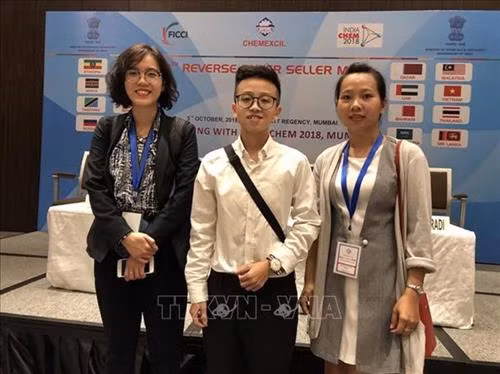 越南企业代表合影。图自越通社