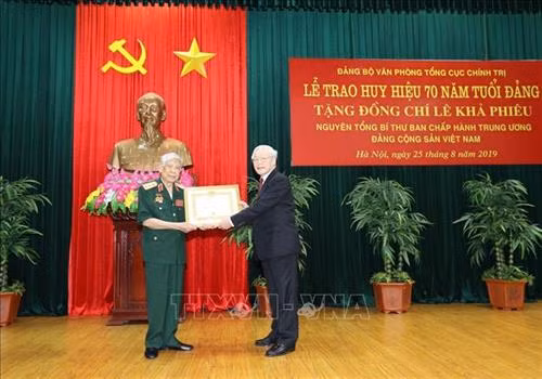 越共中央总书记、国家主席阮富仲向原越共中央总书记黎可漂授予70周年党龄纪念章。图自越通社 越共中央总书记、国家主席阮富仲向原越共中央总书记黎可漂授予70周年党龄纪念章。图自越通社