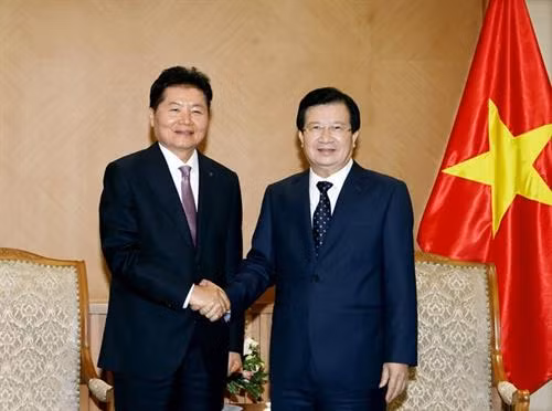 越南政府副总理郑廷勇会见韩国国家农业合作联盟主席金炳。（图片来源：越通社）