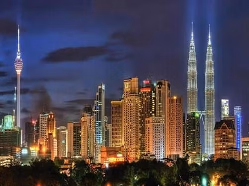 马来西亚吉隆坡夜景。图自因特网 马来西亚吉隆坡夜景。图自因特网