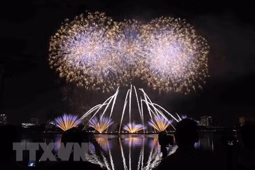 2018年岘港国际烟花节给游客留下深刻印象。(图片来源:越通社) 2018年岘港国际烟花节给游客留下深刻印象。(图片来源:越通社)