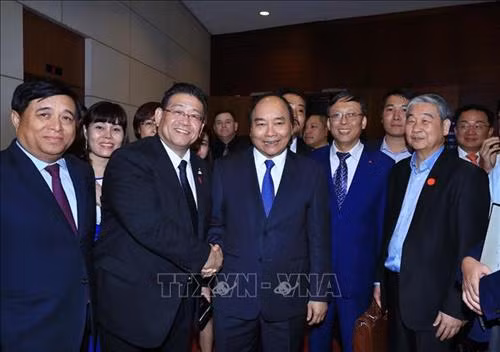 阮春福与与会代表。 图自越通社 阮春福与与会代表。 图自越通社